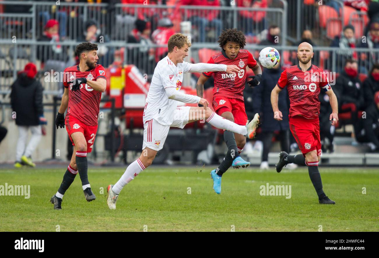 Toronto, Canada. 5th Mar 2022. Jahkeele Marshall-Rutty (2nd R) del Toronto FC vies con Tom Barlow (2nd L) dei New York Red Bulls durante la partita di calcio della Major League 2022 (MLS) tra il Toronto FC e i New York Red Bulls al BMO Field di Toronto, Canada, 5 marzo 2022. Credit: Zou Zheng/Xinhua/Alamy Live News Foto Stock