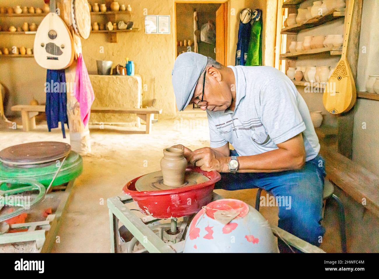 Un vasaio kazako che fa un vasetto tradizionale nel laboratorio di casa-museo etnografico a Shymkent, Kazakhstan Foto Stock