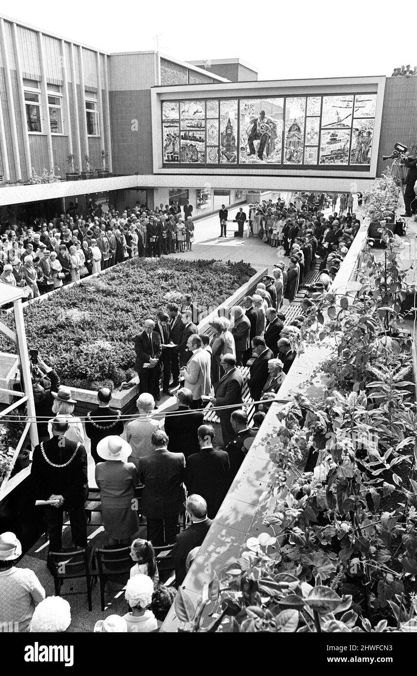 Il Sir Winston Spencer Churchill Memorial Screen, presentato dal Viscount Cobham per segnare il completamento del distretto commerciale, Dudley, Worcestershire, lunedì 8th settembre 1969. Foto Stock