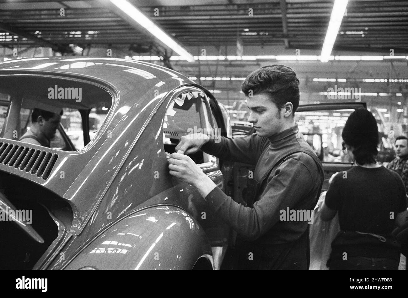 Sui giovani che vivono in Germania. Mostra di foto: Reinhard Brandl, diciannove anni, che ha appena superato il suo apprendistato, raffigurato al lavoro nelle enormi opere di Volkswagen a Wolfsburg, Germania occidentale. 11th marzo 1970. Foto Stock
