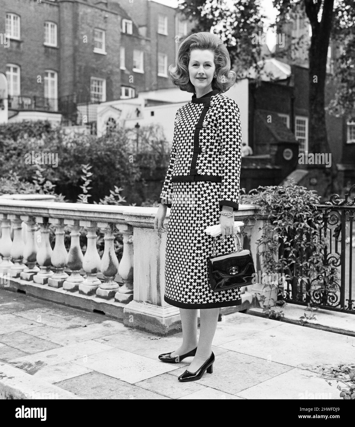 Lady Dartmouth, figlia di Alexander McCorquodale e romantic romanziere Dame Barbara Cartland, ha votato una delle 10 migliori donne di abbigliamento del paese. È raffigurata a casa sua con un costume midi in due pezzi in bianco e nero, con un paio di nuove scarpe slimline dalla Francia. 21st settembre 1970. Foto Stock