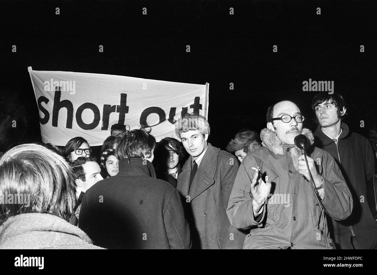 Dopo la marcia degli studenti per protestare contro la chiusura della London School of Economics (LSE), gli studenti hanno un raduno in Lincoln's Inn Fields, che è stato affrontato da due dei docenti sospesi. 3rd febbraio 1969. Foto Stock