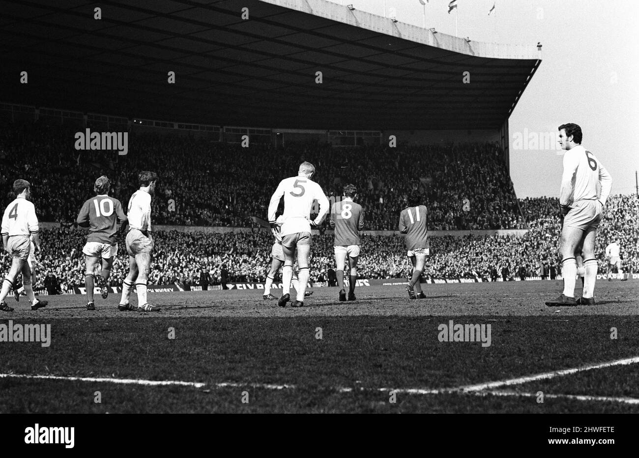 Manchester United 2-0 Burnley, Divisione uno partita a Old Trafford, sabato 19th aprile 1969. I nostri spettacoli di foto ... i giocatori tornano a metà strada linea dopo George migliori punteggi obiettivo di apertura. Foto Stock