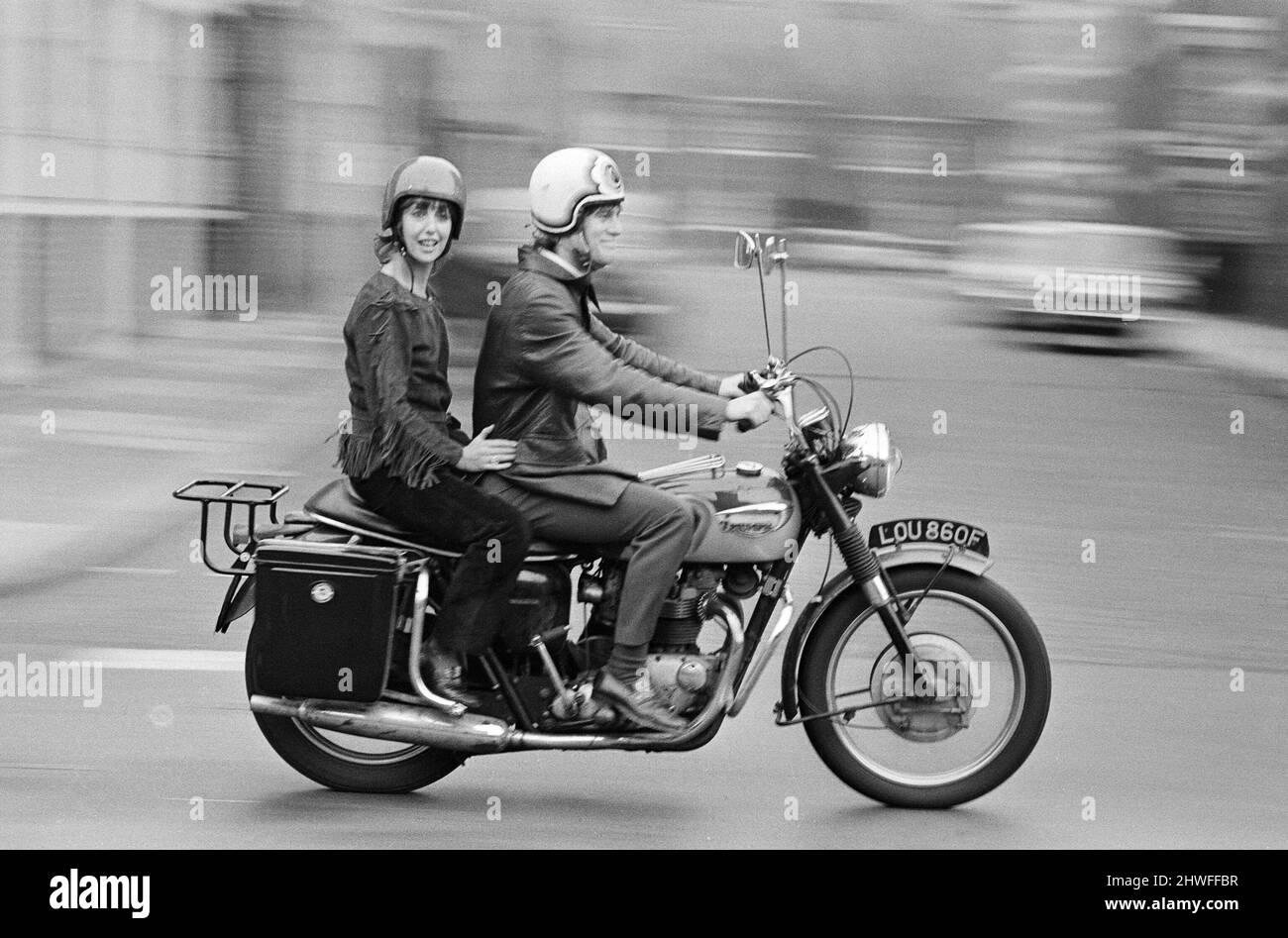 L'attrice una Stubbs e suo marito Nicky Henson arrivano al teatro Young Vic per una prova di vestito sulla loro moto. Stanno comparendo nel gioco "la storia del soldato". 27th settembre 1970. Foto Stock