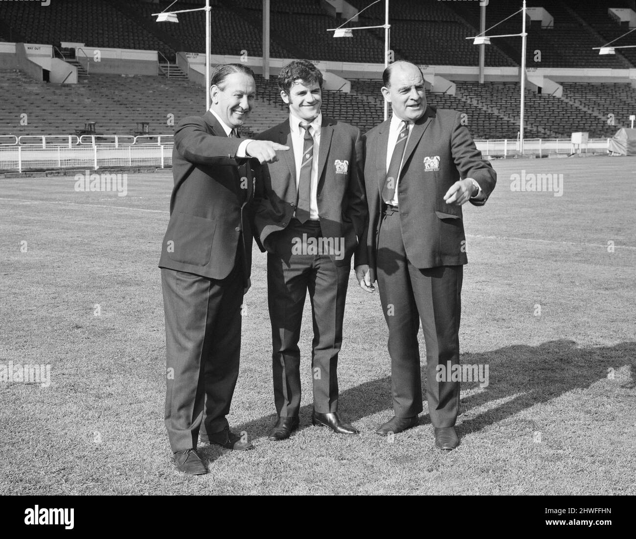 I membri della squadra del campionato di rugby di Salford Red Devils ispezionano il campo al Wembley Stadium prima della partita finale della Challenge Cup contro Castleford. Nella foto sono raffigurati il presidente G.B. Snape, capitano David Watkins e allenatore Griff Jenkins. 15th maggio 1969. Foto Stock