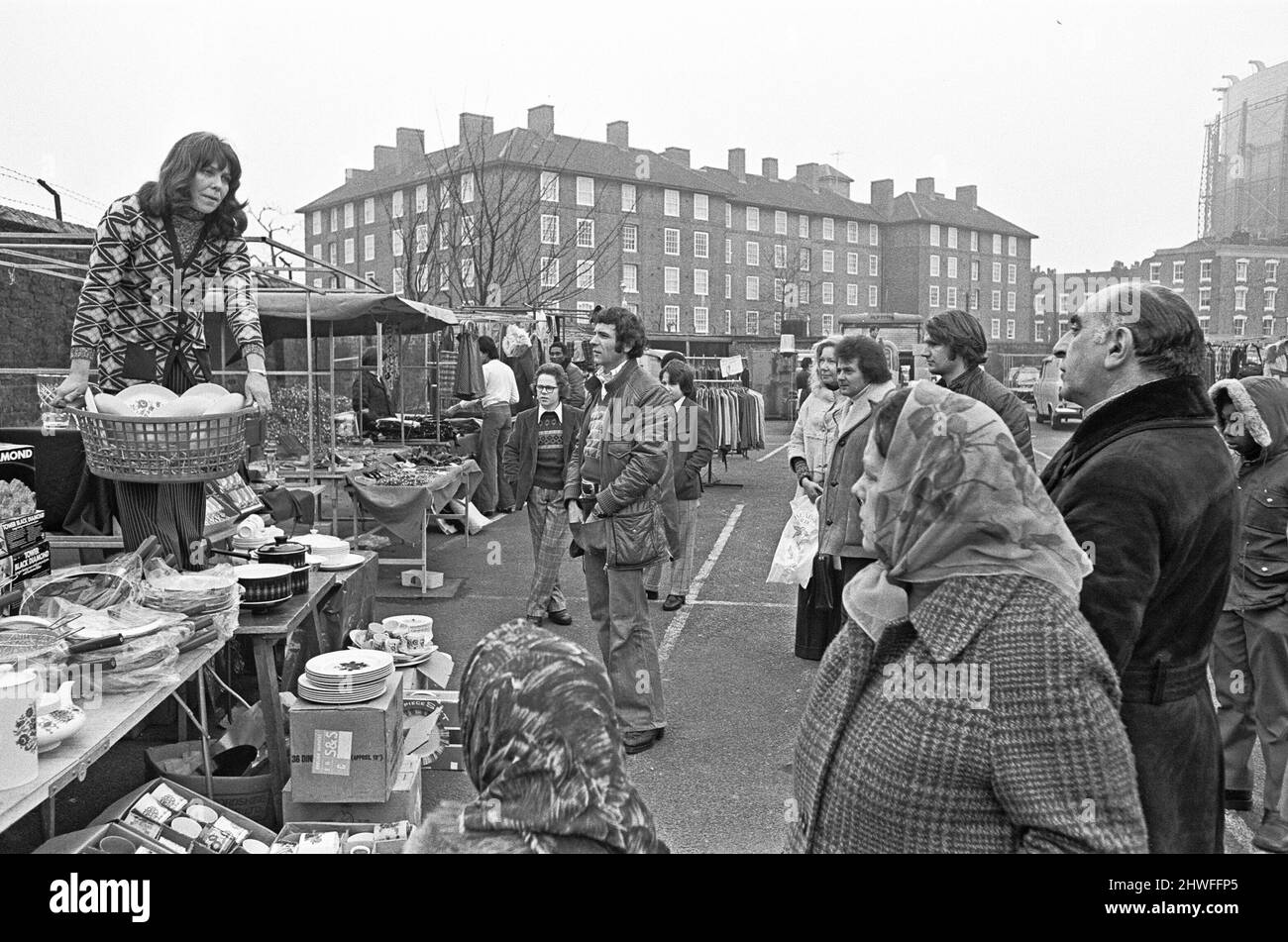 Il mercato Domenica ovale circa 1970China maggio e stalla utensili da cucina Foto Stock