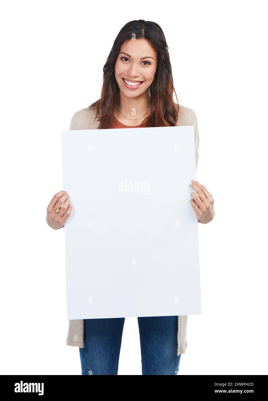 Felice di ottenere dietro la vostra idea. Ritratto di una giovane donna fiduciosa con un segno bianco in studio. Foto Stock