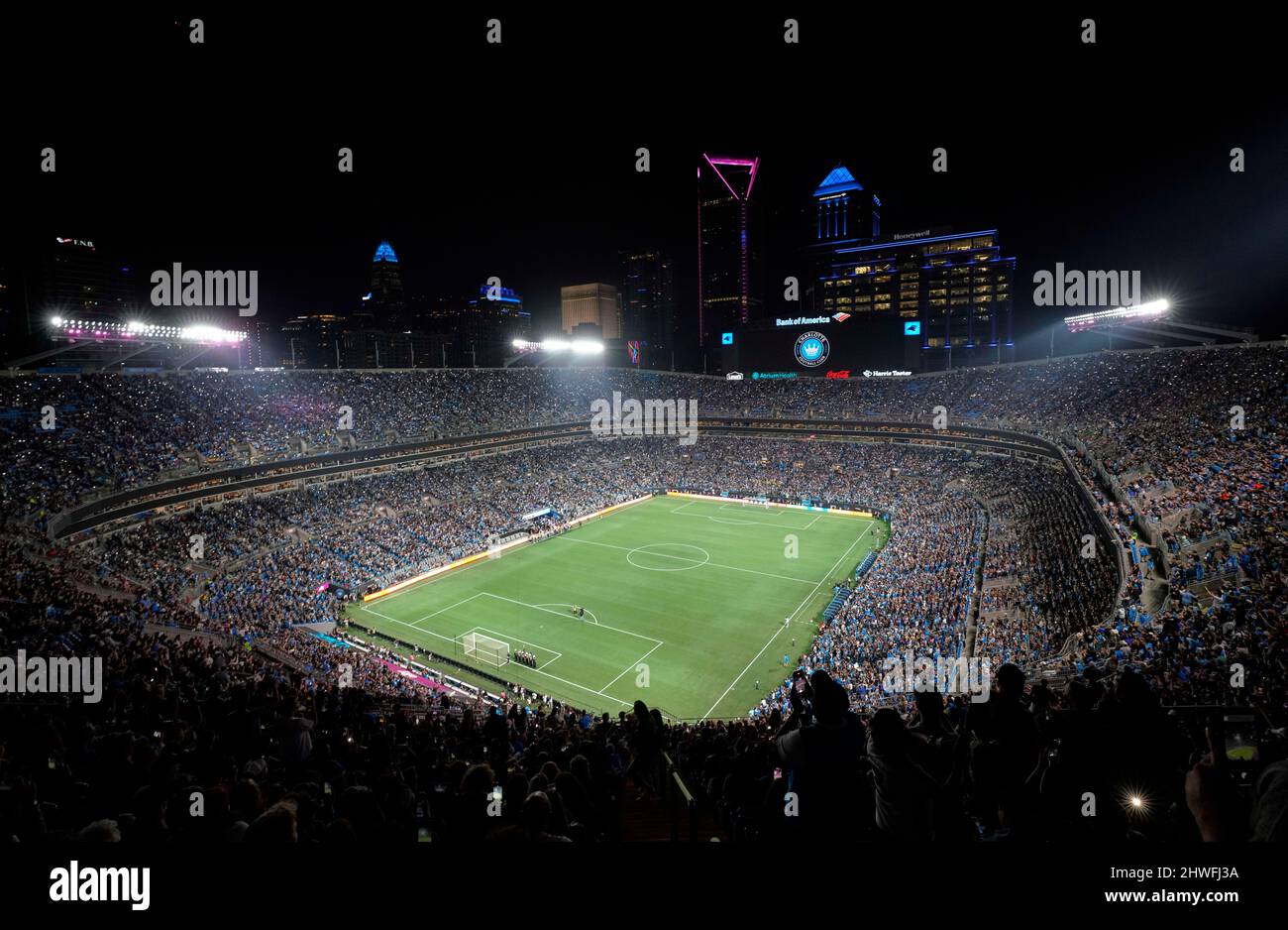 , Carolina del Nord, Stati Uniti. 5th marzo 2022. Il Bank of America Stadium si riempie di un record MLS di 74,479 tifosi durante una partita di calcio MLS tra il Los Angeles Galaxy e il Charlotte FC sabato 05 marzo 2022 presso il Bank of America Stadium di Charlotte, North Carolina. Rusty Jones/Cal Sport Media Foto Stock