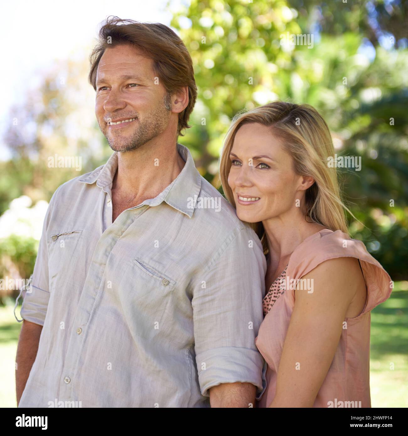 Il loro amore riempie il silenzio. Scatto di una coppia matura affettuosa godendosi una giornata nel parco. Foto Stock