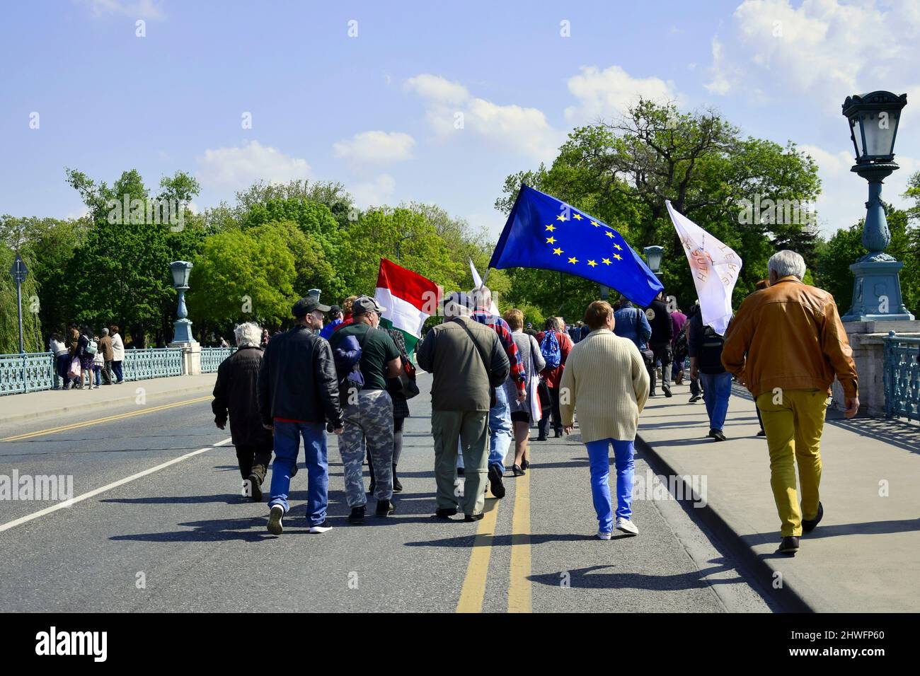 BUDAPEST, UNGHERIA - MAGGIO 2019: Processione pacifica di persone con bandiere sulla strada principale. Dimostrazione nel centro della città. Messa a fuoco selettiva. Foto Stock