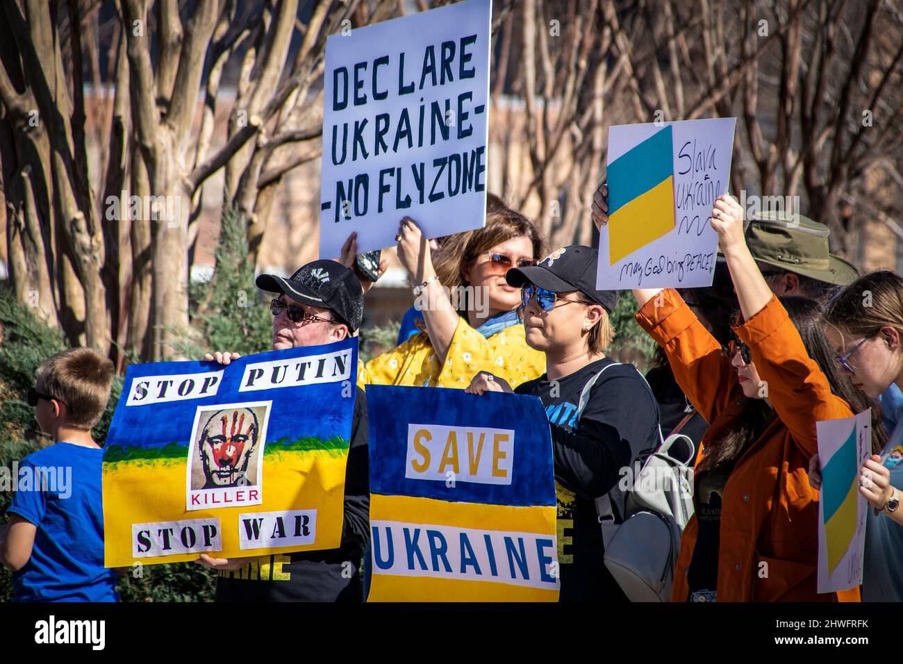 2022_03_05 Tulsa OK USA Support Ucraina Rally con molti segni in blu e giallo - Putins faccia con Killer - Salva Ucraina - No Fly zone e altri Foto Stock