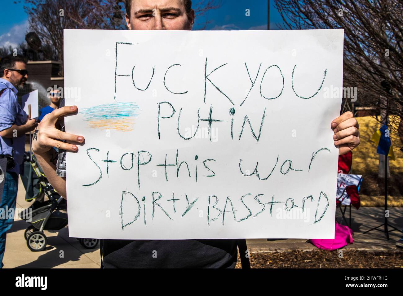 2022-03-05 Tulsa OK USA - Rally per l'Ucraina - uomo tenere segno dicendo F si Putin fermare questa Guerra sporco B. Foto Stock