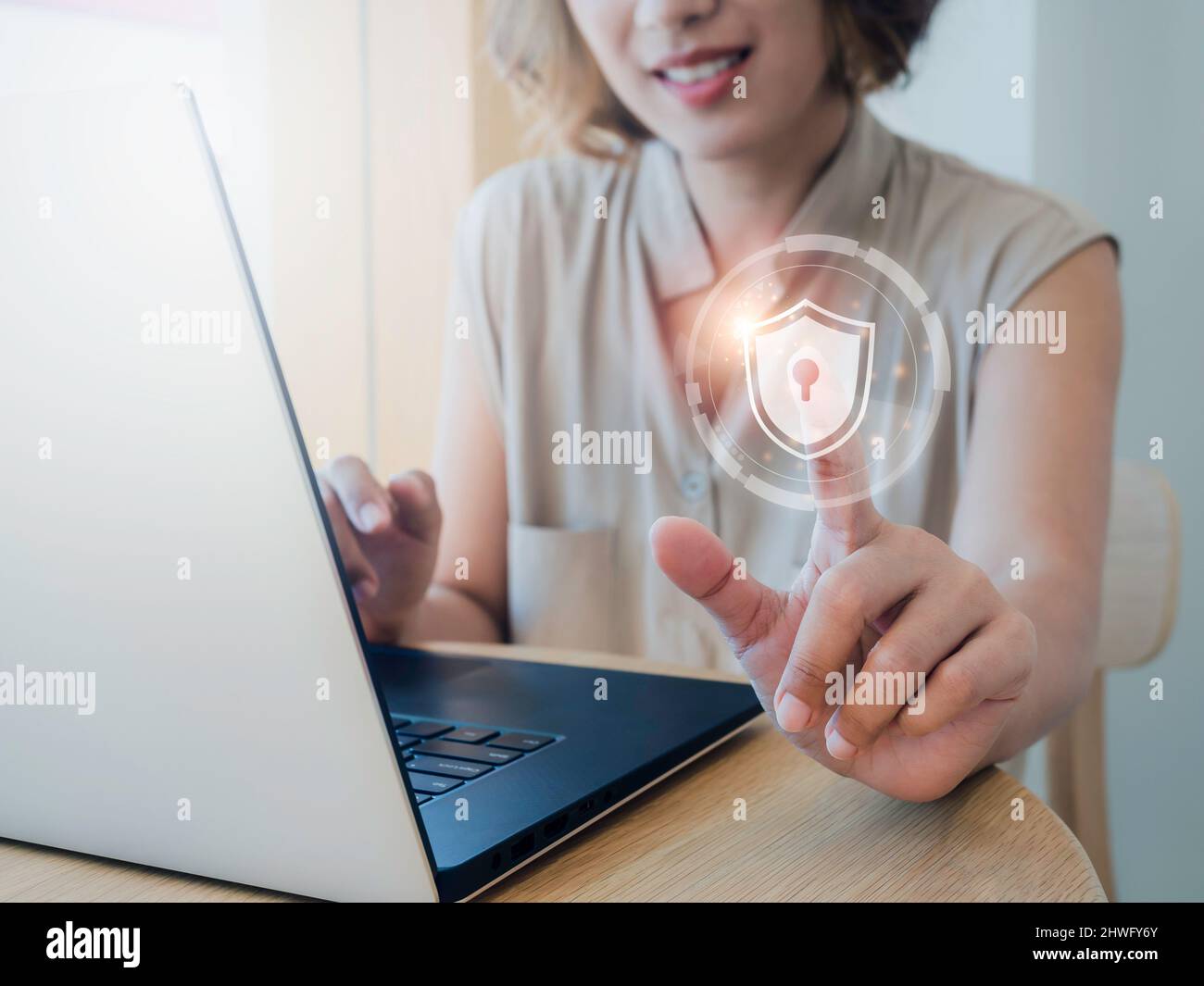 Sicurezza informatica, protezione dei dati personali e concetto di privacy aziendale. Proteggi e blocca l'icona in aria mentre la donna ha scansionato con il dito per l'accesso i Foto Stock