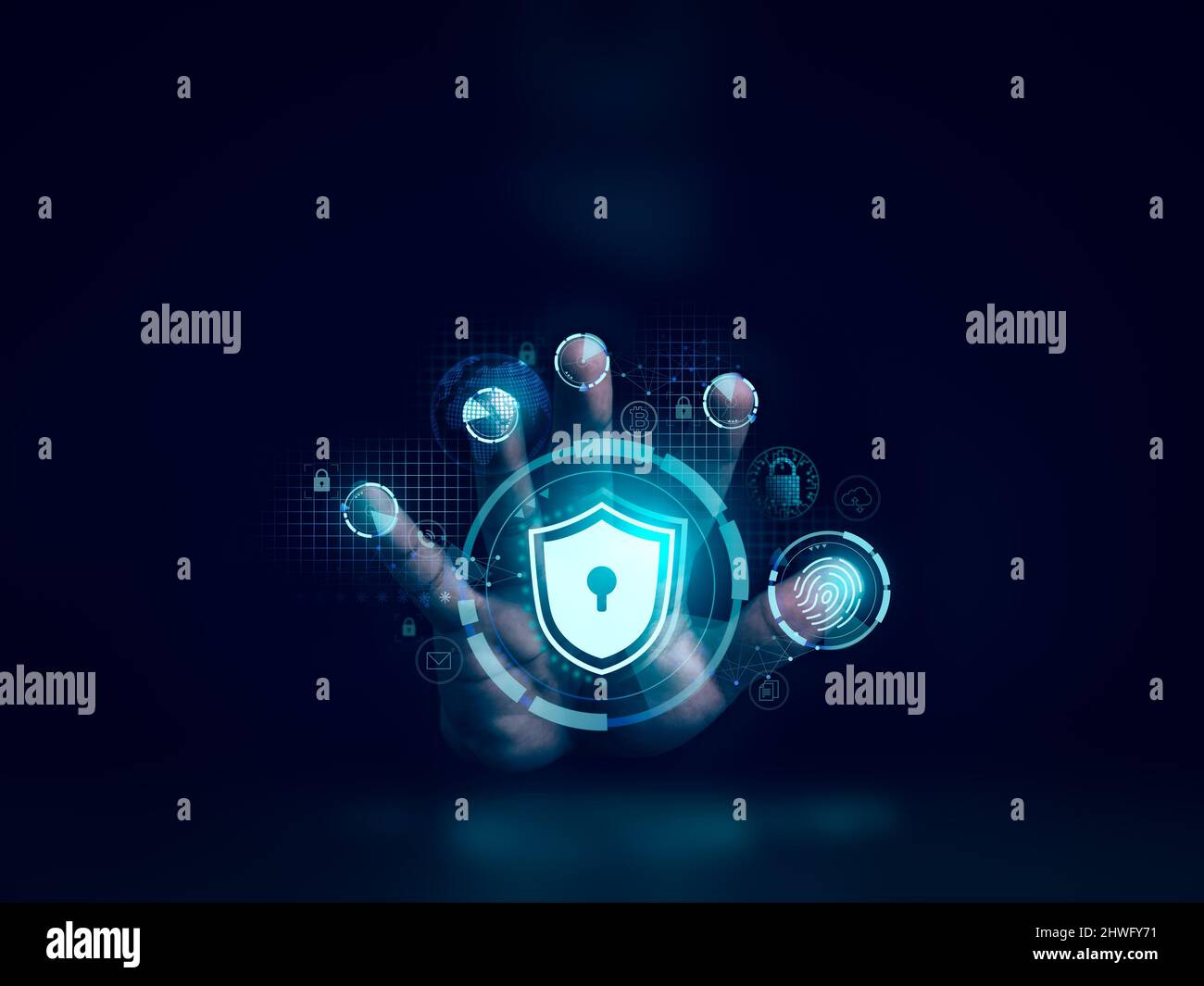 Proteggere il pulsante di blocco e le informazioni personali, finanza, posta, icone del telefono a portata di mano durante la scansione con cinque dita per accedere. Sicurezza informatica, protezione dei dati Foto Stock