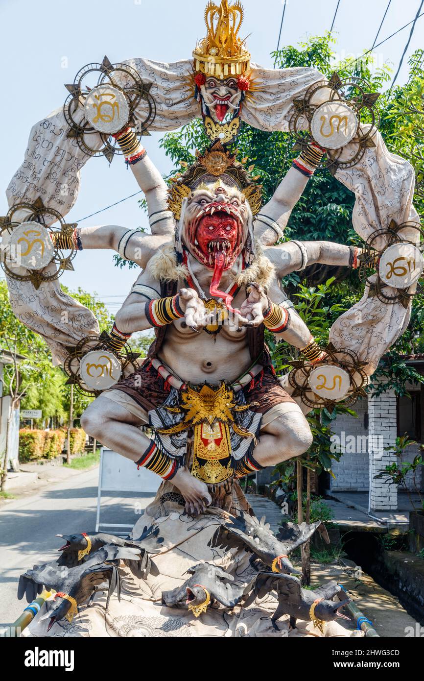 Ogoh-Ogoh, demon statua fatta per la parata Ngrupuk condotta alla vigilia del Nyepi Day, Indù Balinese nuovo anno. Foto Stock