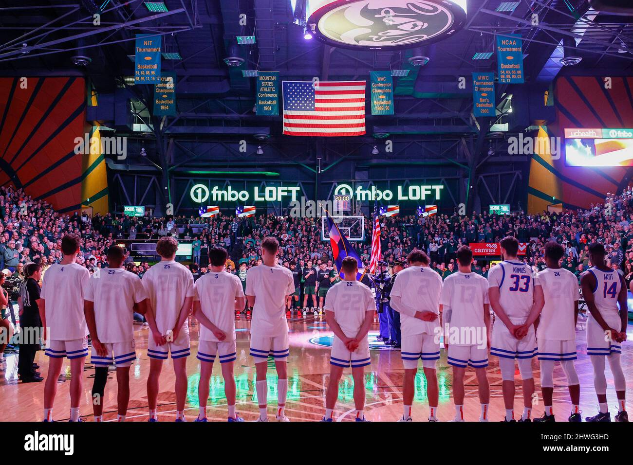 Fort Collins, Colorado, Stati Uniti. 05th Mar 2022. La squadra del Boise state si allinea per il National Anthem prima della partita di pallacanestro maschile tra il Colorado state e il Boise state alla Moby Arena di Fort Collins, CO. CSU ha vinto il 71-68. Derek Regensburger/CSM/Alamy Live News Foto Stock
