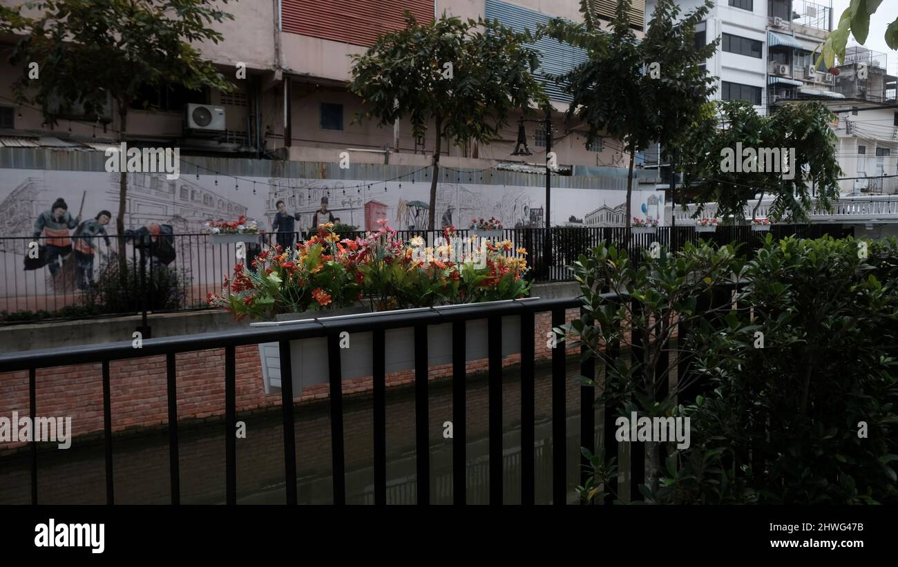 Flower Planters su Khlong Ong Ang Walking Street riqualificazione Chinatown Bangkok Thailandia Foto Stock