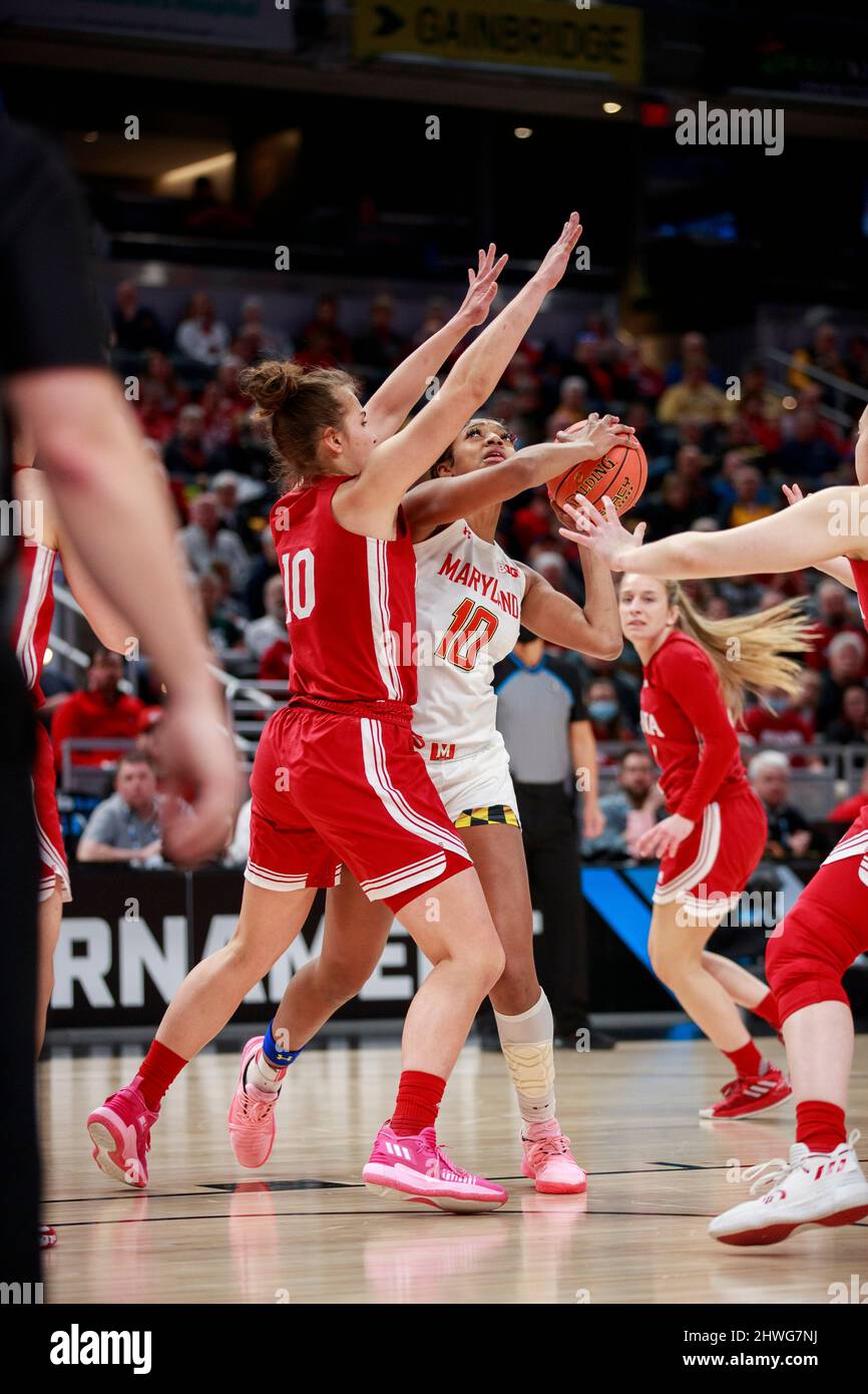 Bloomington, Stati Uniti. 04th Mar 2022. Maryland Terrapins in avanti Angel Reese (10) va in cerchio contro Indiana Hoosiers in avanti Aleksa Gulbe (10) durante il torneo femminile Big Ten un gioco di pallacanestro femminile NCAA a Indianapolis. L'Indiana batte il Maryland 62-51. Credit: SOPA Images Limited/Alamy Live News Foto Stock