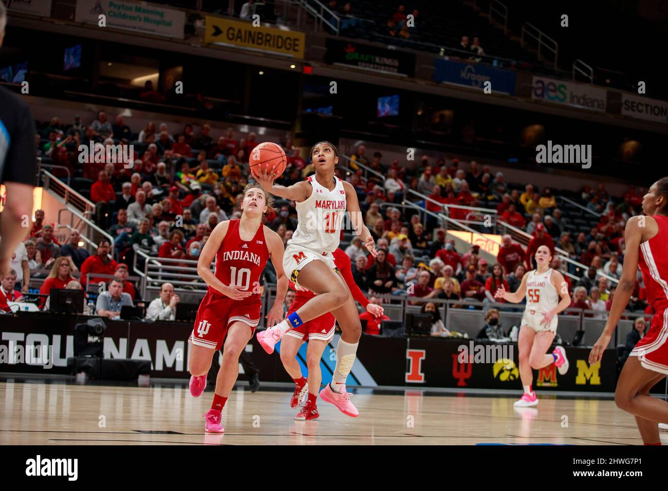 Bloomington, Stati Uniti. 04th Mar 2022. Maryland Terrapins Forward Angel Reese (10) gioca contro Indiana Hoosiers Forward Aleksa Gulbe (10) durante il torneo femminile Big Ten un gioco di pallacanestro femminile NCAA a Indianapolis. L'Indiana batte il Maryland 62-51. Credit: SOPA Images Limited/Alamy Live News Foto Stock