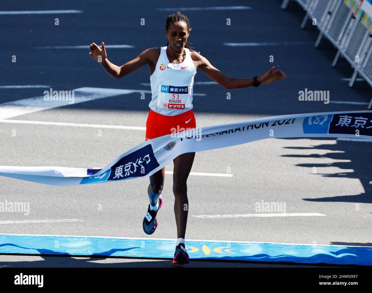 Tokyo, Giappone. 6th Mar 2022. Ashete Bekere d'Etiopia conclude il secondo nella gara d'élite femminile alla maratona di Tokyo 2021 a Tokyo, Giappone, 6 marzo 2022. (Credit Image: © POOL via ZUMA Press Wire) Credit: ZUMA Press, Inc./Alamy Live News Credit: ZUMA Press, Inc./Alamy Live News Foto Stock