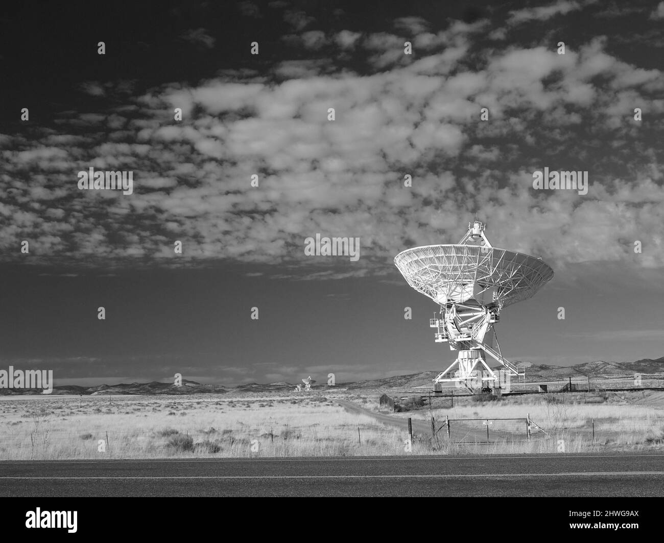 Bianco e nero di molto grande Array in New Mexico. Nota anche come VLA, l'antenna ha un diametro di oltre 80 piedi. Ci sono 28 antenne nella zona. Foto Stock