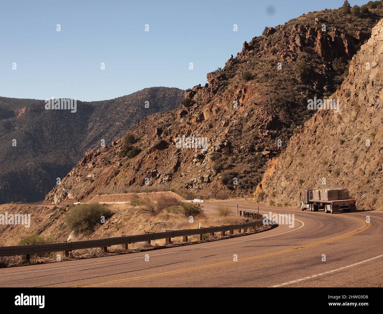 US 60 nel centro dell'Arizona mentre scende verso il ponte Salt River Canyon. Un grande rimorchio americano comincia il decent giù la strada tortuosa. Foto Stock