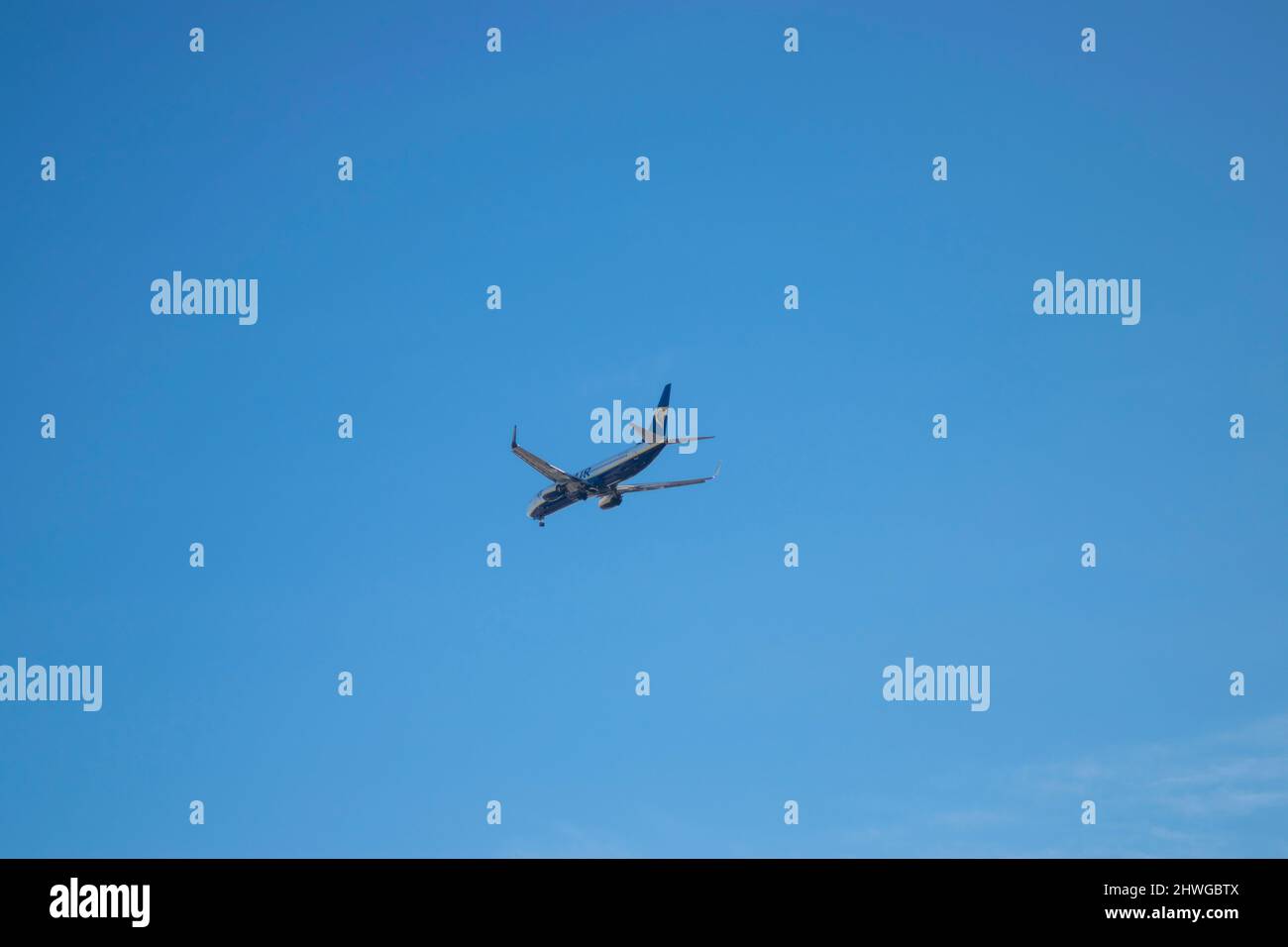 Ryanair compagnia aerea, aereo che vola sul cielo blu, volo commerciale. Viaggiando in aerei e compagnie aeree Foto Stock