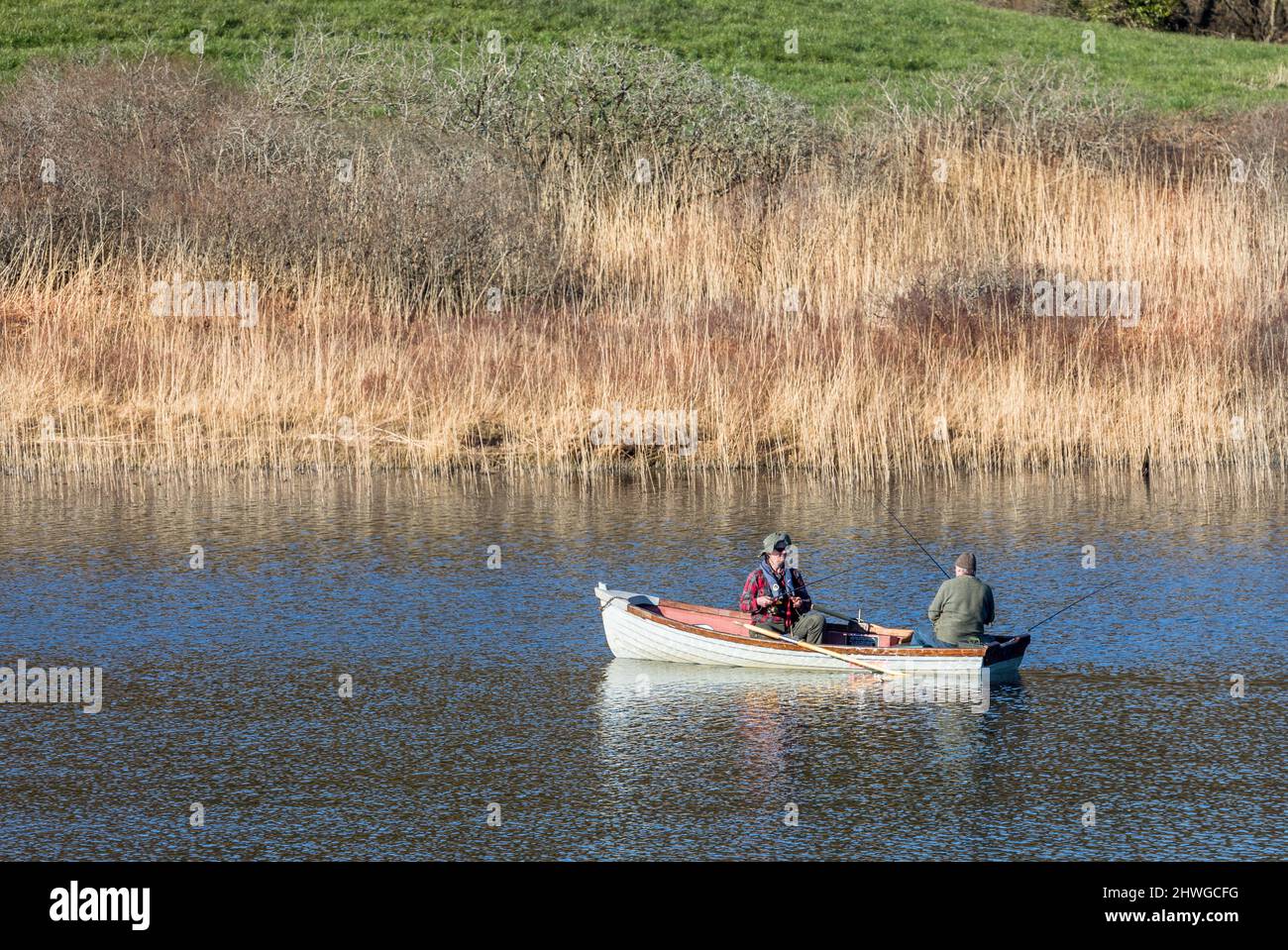 LEAP, Cork, Irlanda. 05th marzo 2022. In una calda giornata di primavera due pescatori si rilassano sul lago di shreelane fuori Leap, Co. Cork, Irlanda. - Credit; David Creedon / Alamy Live News Foto Stock