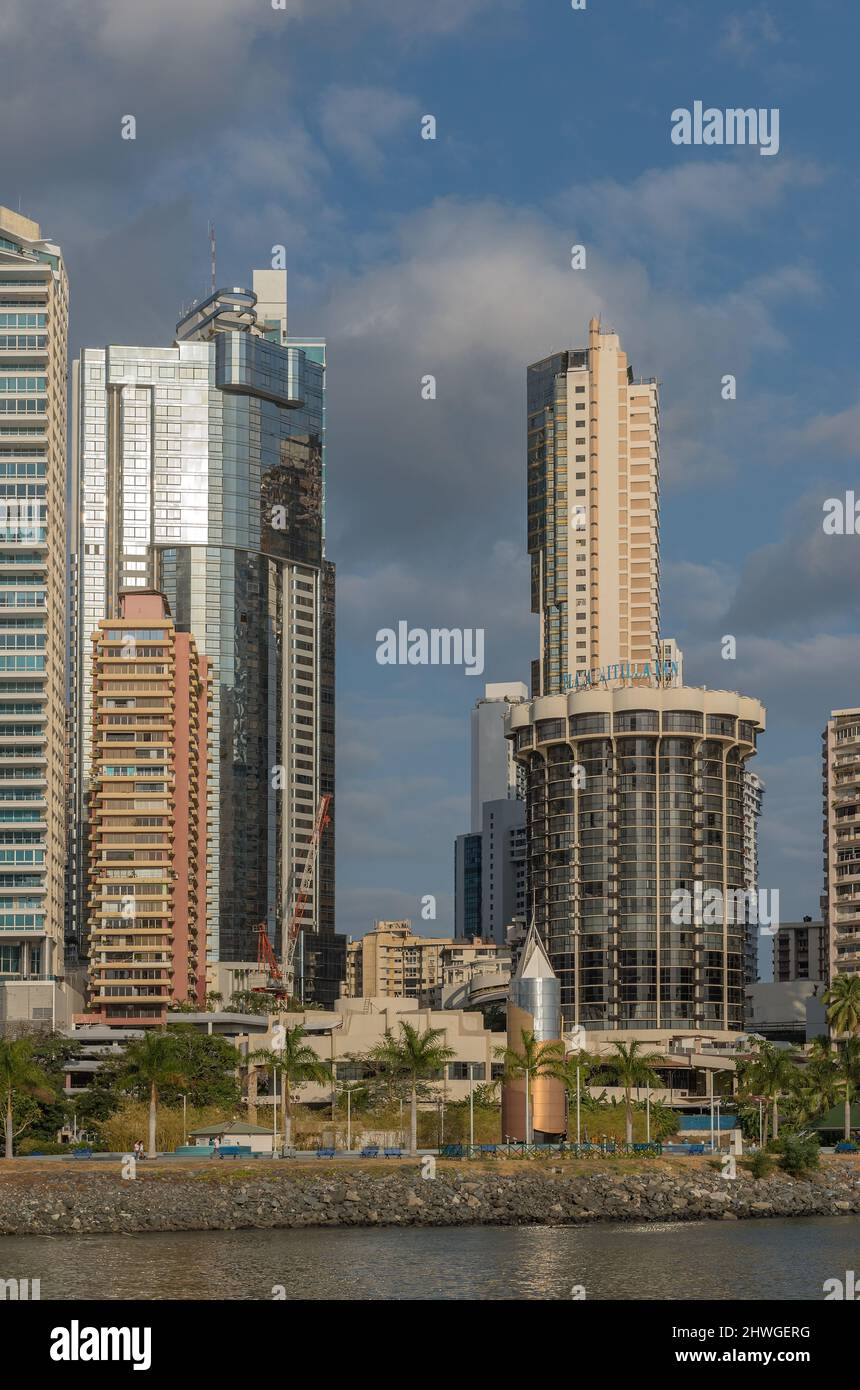 Vista dello skyline e del lungomare di Panama Bay, Panama City Foto Stock