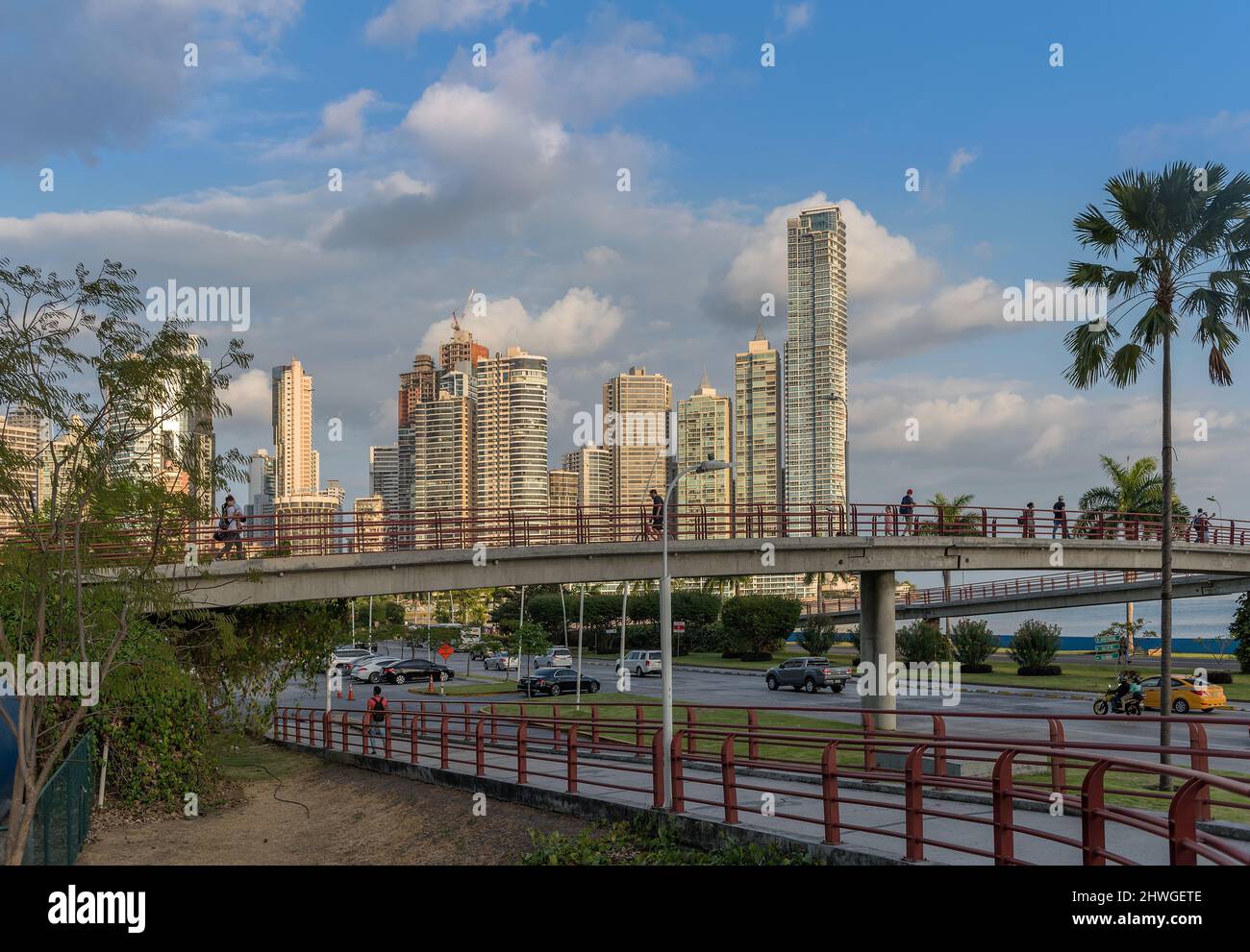 Vista dello skyline e del lungomare di Panama Bay, Panama City Foto Stock