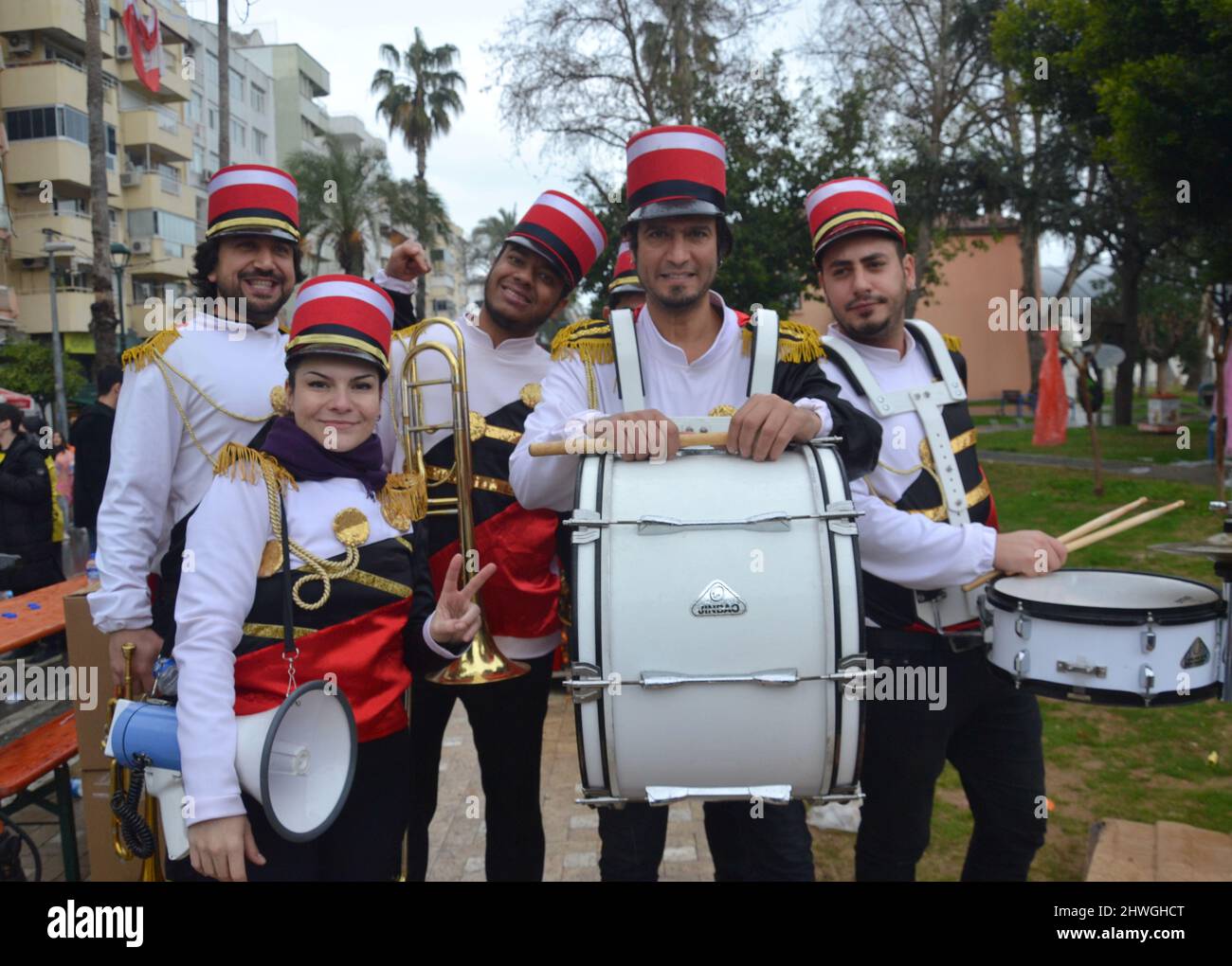 Una piccola band turca incoraggia i corridori alla maratona internazionale di Antalya, Antalya, Turchia, 6th marzo 2022. Foto Stock