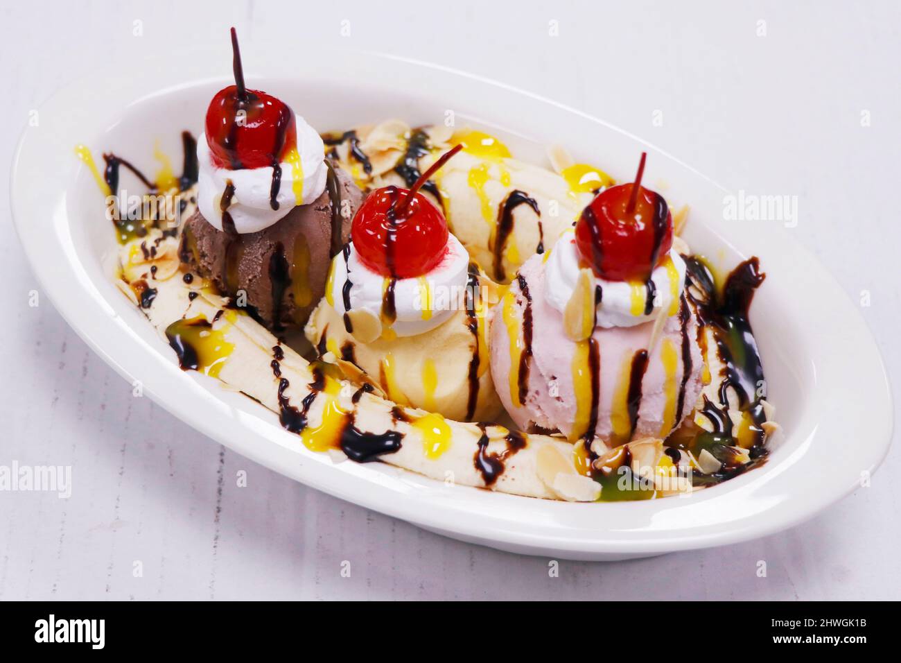 dessert alla banana con cioccolato, vaniglia e gelato alla fragola Foto Stock