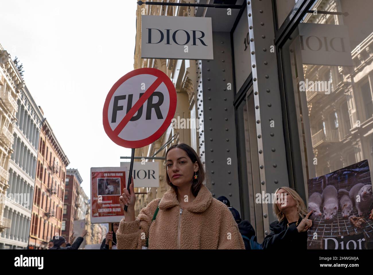 NEW YORK, NY - 05 MARZO: I manifestanti dei diritti degli animali che hanno firmato una protesta davanti al negozio Dior a SOHO durante una protesta anti-pelliccia il 5 marzo 2022 a New York City. Gli attivisti per i diritti degli animali hanno una protesta pacifica contro la pelliccia di NYC che protestava Dior, Fendi e Louis Vuitton per aver rifiutato di liberare le pellicce. Credit: Ron Adar/Alamy Live News Foto Stock