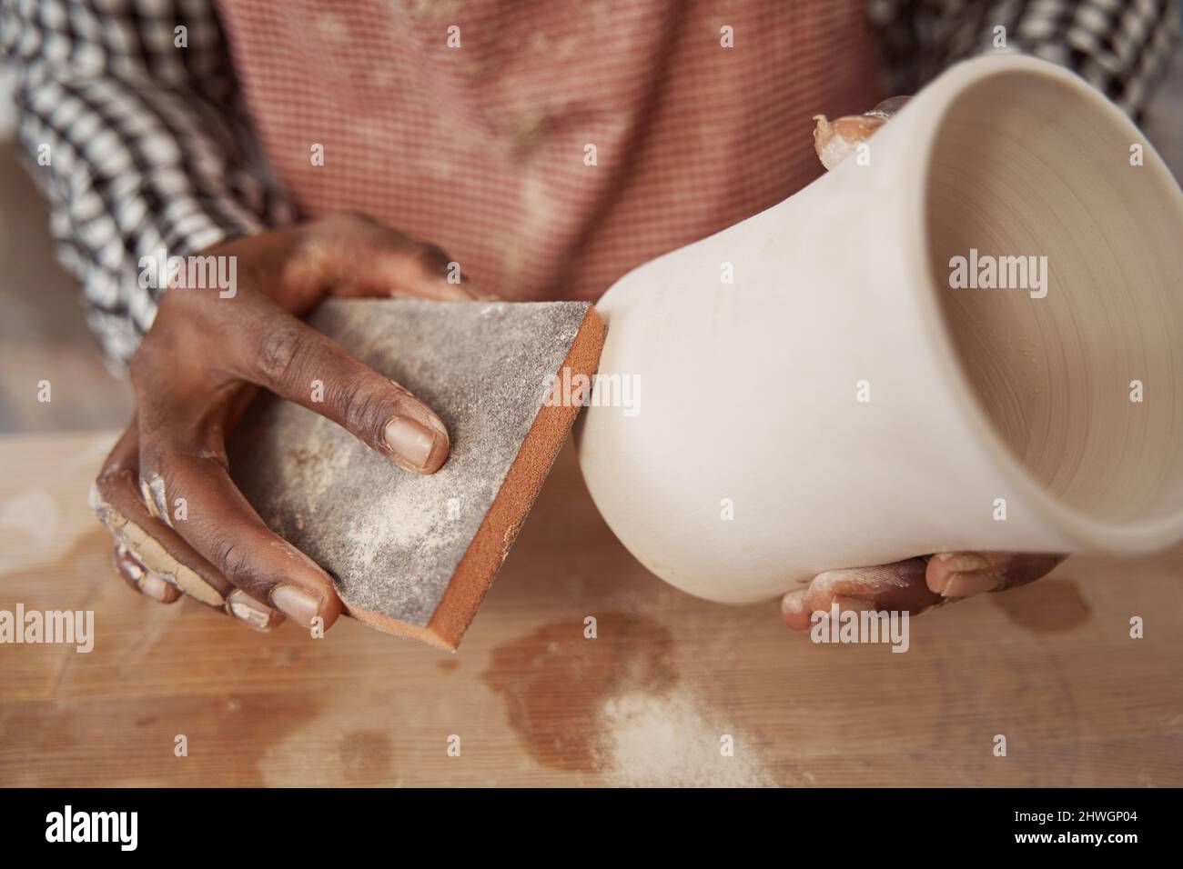 La ceramica con esperienza è la levigatura della ceramica cotta con bisque Foto Stock