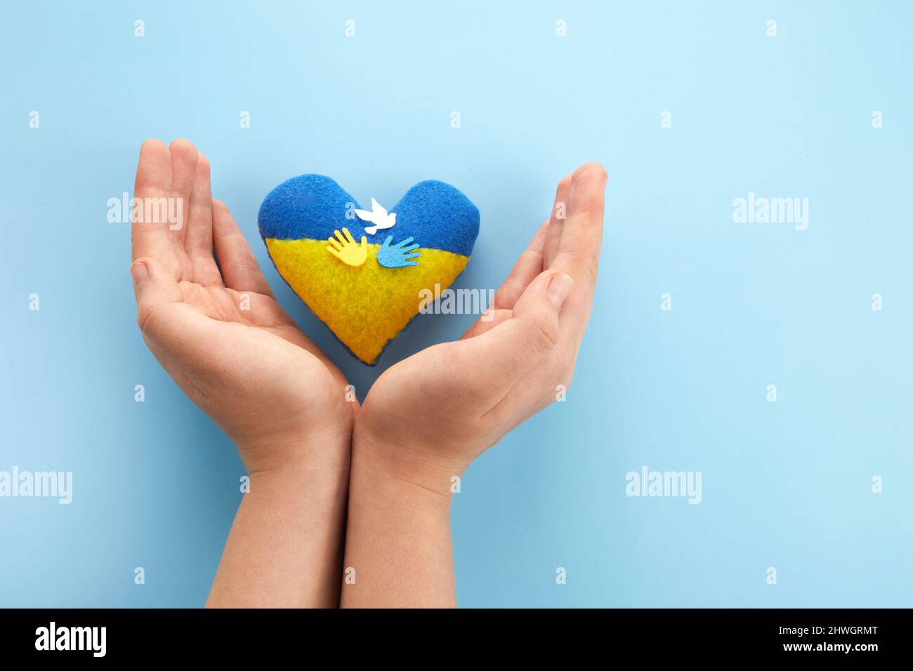 Prega per la pace Ucraina. Mani con cuore. Nessuna guerra. Foto Stock