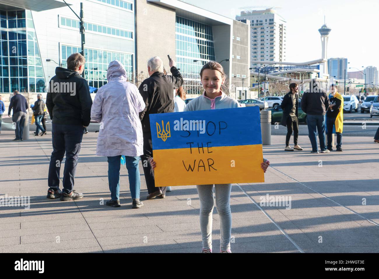 Las Vegas, Stati Uniti. 05th Mar 2022. Giovane ragazza mostra sostegno per l'Ucraina a Las Vegas Ucraina rally per la pace. Centinaia mostrano il supporto come la comunità Ucraina di Las Vegas ospita un raduno per la pace di fronte al municipio di Las Vegas. Credit: SOPA Images Limited/Alamy Live News Foto Stock