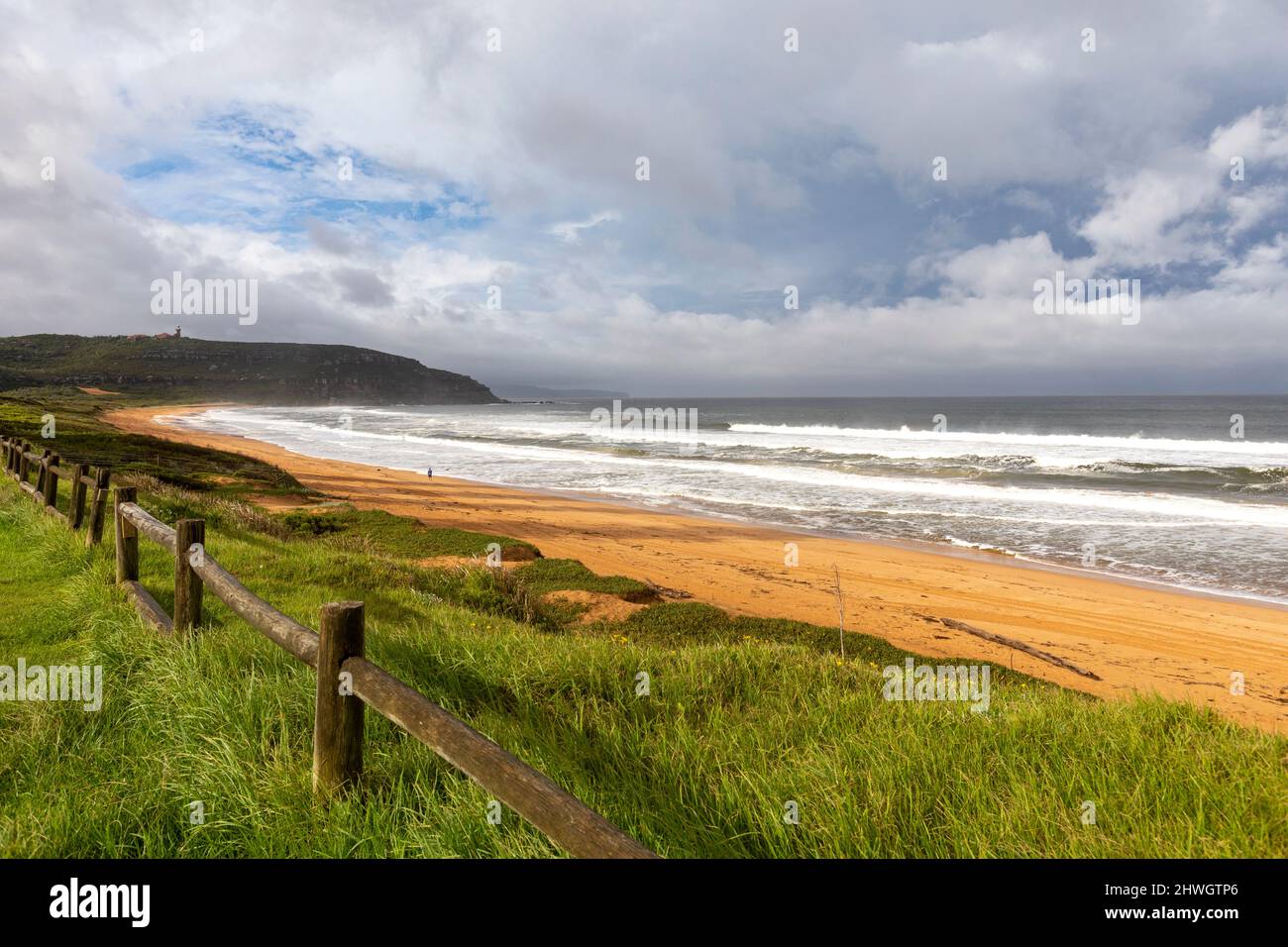 Sydney, Australia. 06th Mar 2022. Il sistema a bassa pressione lungo la costa orientale dell'Australia continuerà fino alla prossima settimana, poiché forti piogge e inondazioni colpiscono le comunità del nuovo Galles del Sud e del Queensland. Foto Palm Beach a Sydney con detriti sparsi sulla spiaggia dal tempo tempestoso e dalle forti condizioni di surf, Credit Martin Berry@alamy Live news. Credit: martin berry/Alamy Live News Foto Stock