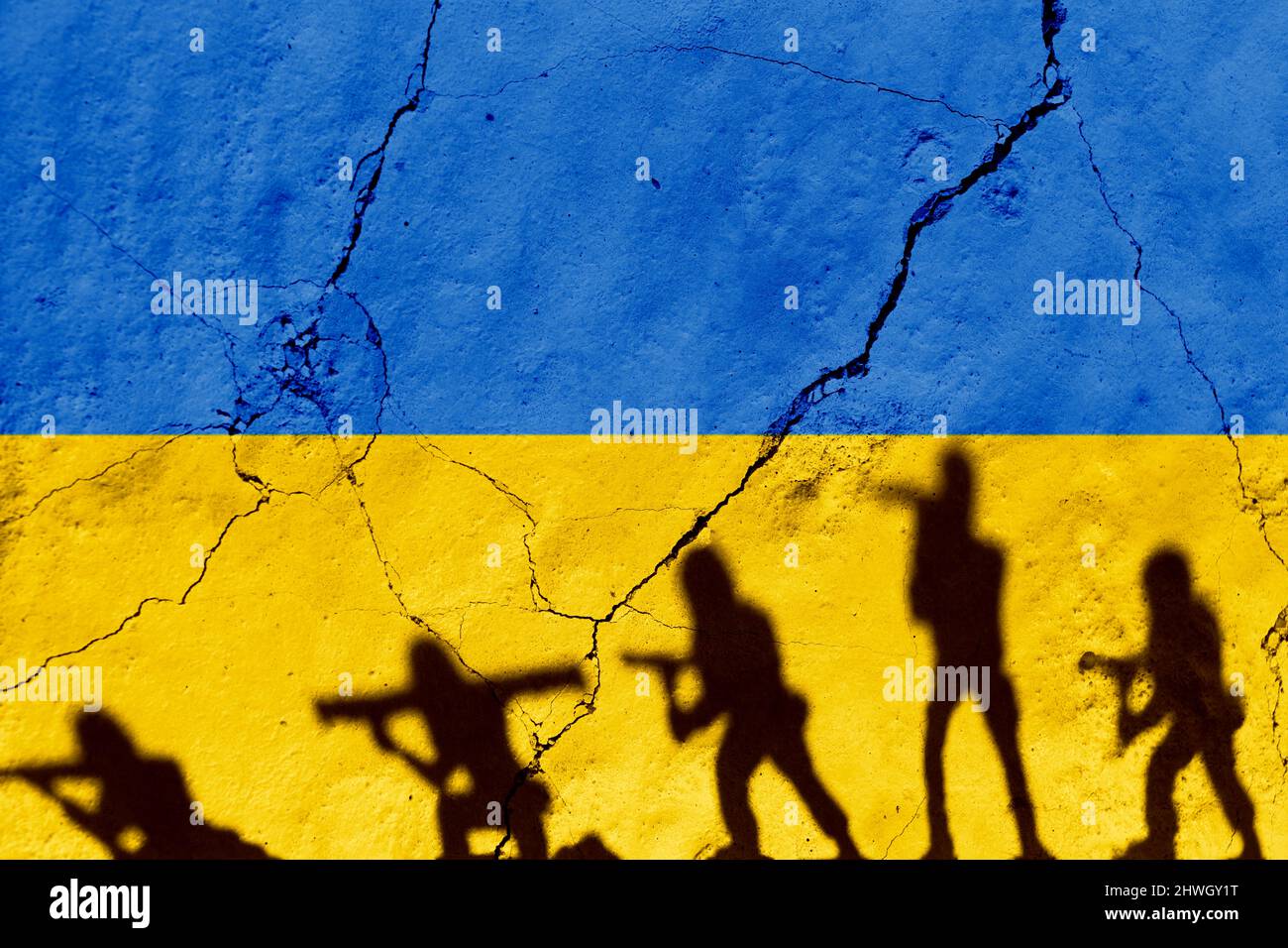 Conflitto tra Russia e Ucraina. Bandiere grunge dell'Ucraina con i soldati ombra Foto Stock