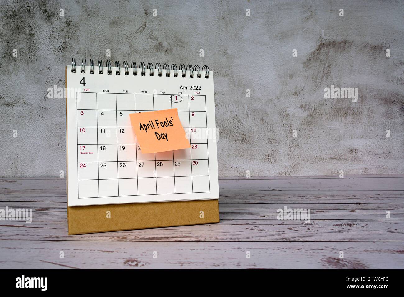 Aprile Fools' Day scritto sul bastone note contro il calendario bianco di aprile 2022. Foto Stock