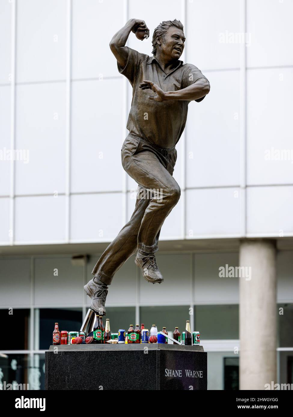 Melbourne, Australia. 06th Mar 2022. La gente si raduna intorno al busto del leggendario spin bowler Shane Warne al Melbourne Cricket Ground (MCG) dopo la sua morte improvvisa il 4th marzo 2022. Credit: Corleve/Alamy Live News Foto Stock