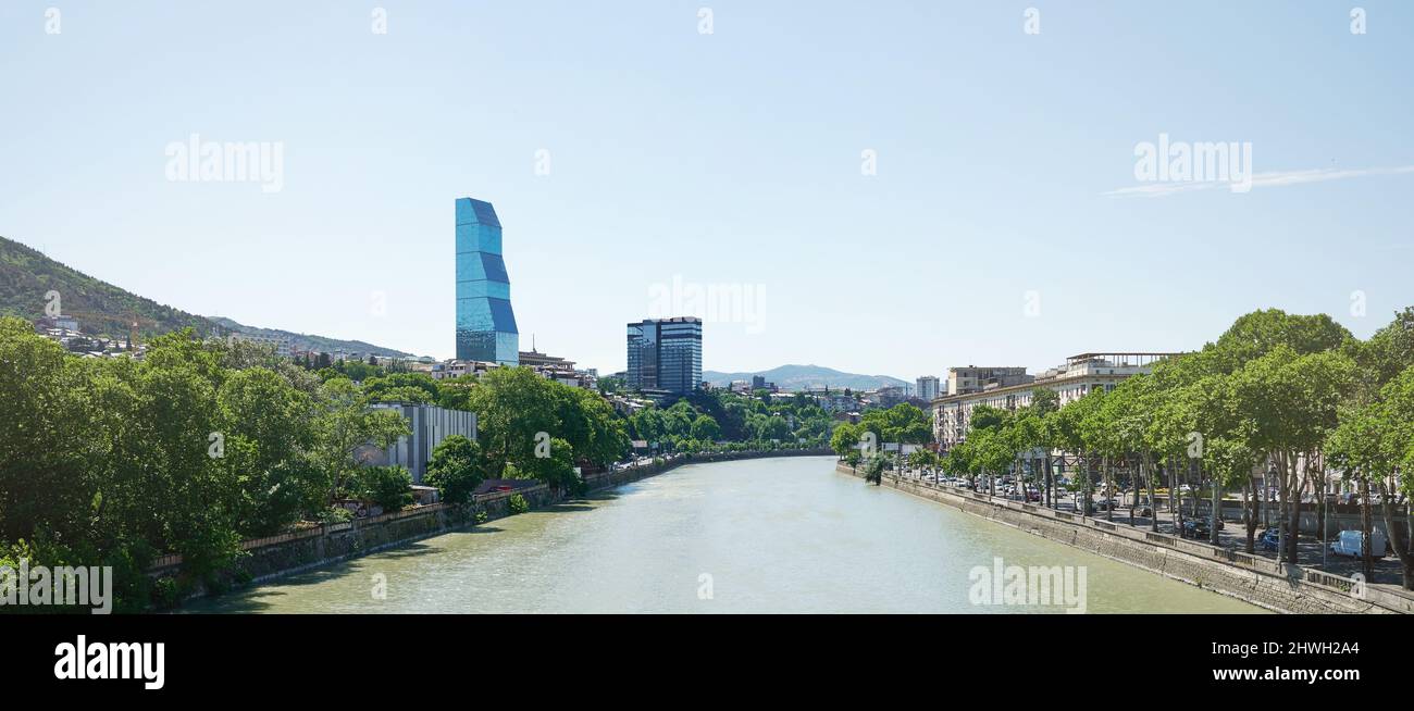 Paesaggio della città di Tbilisi sulla città di Kura in luminoso giorno di sole Foto Stock