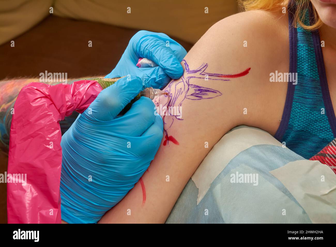 il processo di tatuaggio sul primo piano dell'avambraccio Foto Stock