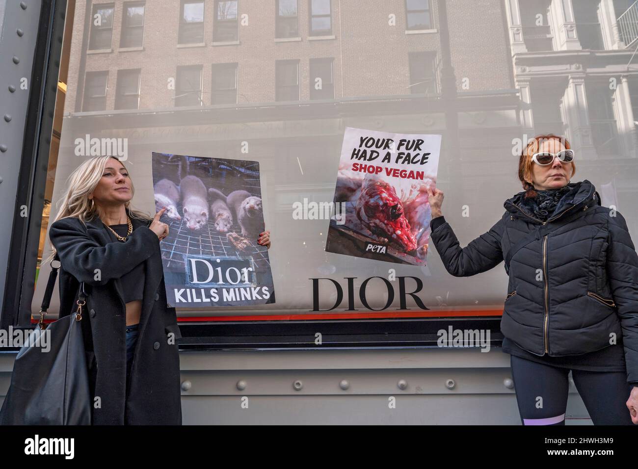 New York, Stati Uniti. 05th Mar 2022. I manifestanti dei diritti degli animali hanno firmato una protesta davanti al negozio Dior a SOHO durante una protesta contro la pelliccia il 5 marzo 2022 a New York City. Gli attivisti per i diritti degli animali hanno una protesta pacifica contro la pelliccia di NYC che protestava Dior, Fendi e Louis Vuitton per aver rifiutato di liberare le pellicce. (Foto di Ron Adar/SOPA Images/Sipa USA) Credit: Sipa USA/Alamy Live News Foto Stock