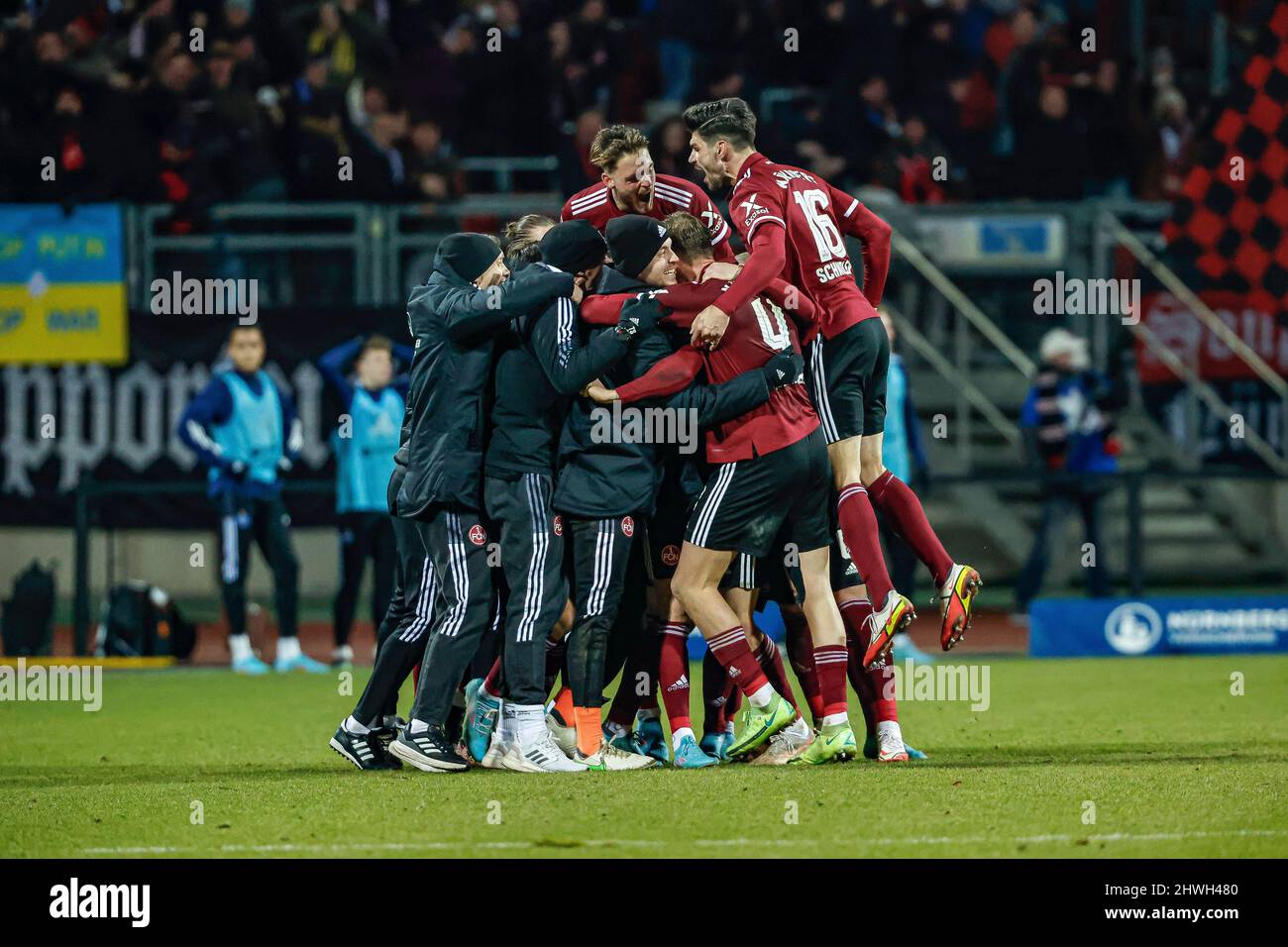 Norimberga, Germania. 05th Mar 2022. Calcio: 2. Bundesliga, 1. FC Nürnberg - Hamburger SV, Matchday 25, Max-Morlock-Stadion Jubilant folla di 1.FC Nürnberg dopo le 2:1 leader gol, in alto a destra di Norimberga Christopher Schindler. Credit: Daniel Löb/dpa - NOTA IMPORTANTE: In conformità con i requisiti della DFL Deutsche Fußball Liga e della DFB Deutscher Fußball-Bund, è vietato utilizzare o utilizzare fotografie scattate nello stadio e/o della partita sotto forma di immagini di sequenza e/o serie di foto video-simili./dpa/Alamy Live News Foto Stock