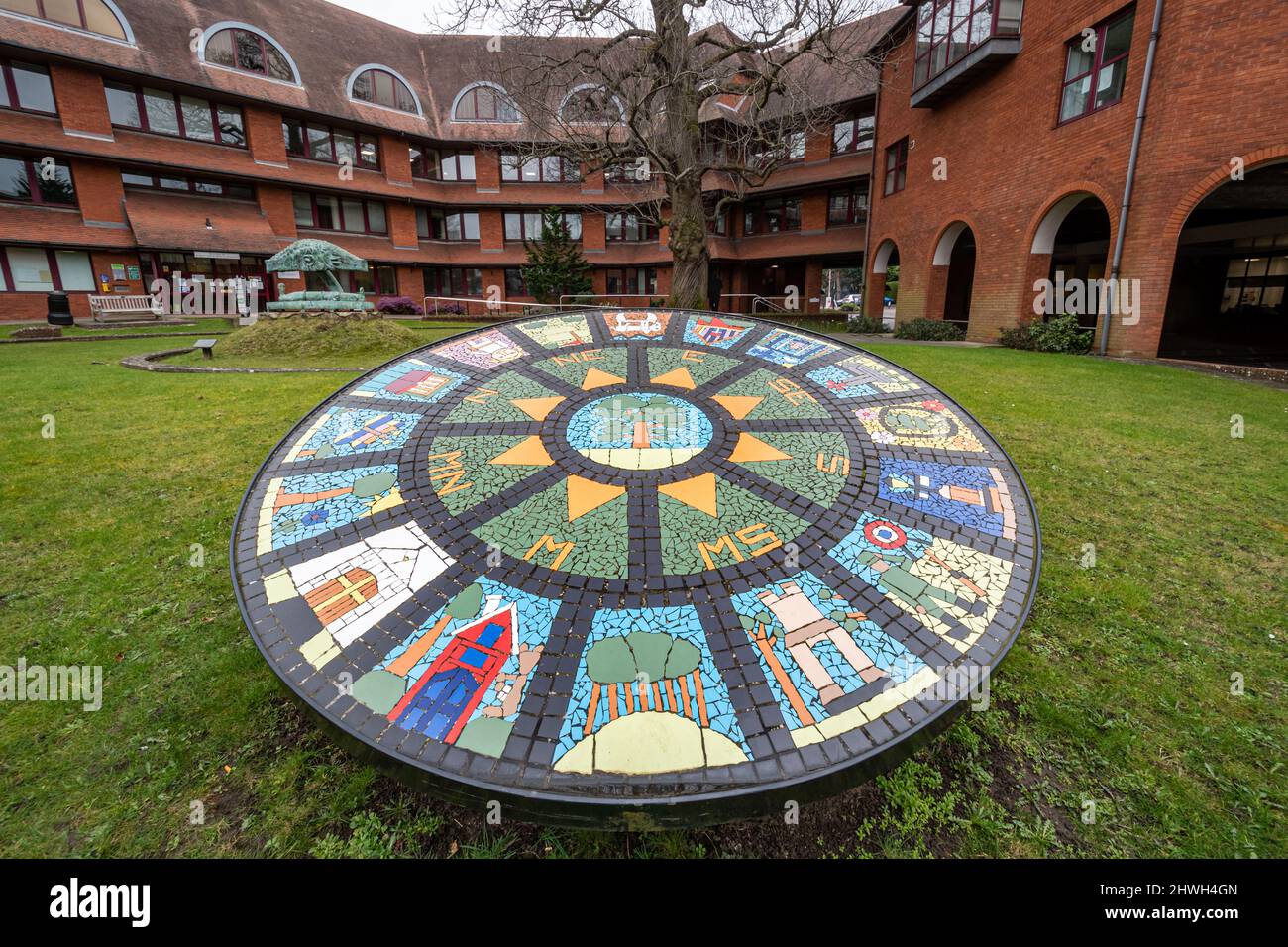 Il Surrey Heath Mosaic di fronte agli uffici Civici nella città di Camberley, Surrey Heath Borough Council Building, Inghilterra, Regno Unito Foto Stock