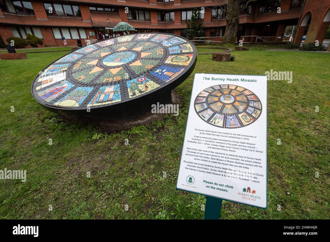 Il Surrey Heath Mosaic di fronte agli uffici Civici nella città di Camberley, Surrey Heath Borough Council Building, Inghilterra, Regno Unito Foto Stock