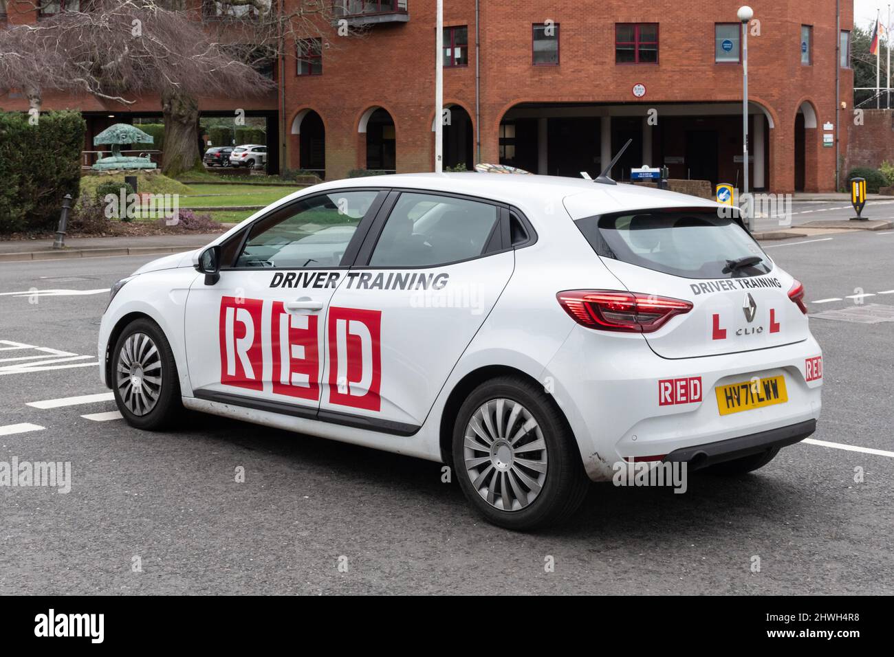 Studente conducente che ha una lezione di guida in una vettura di formazione Red driver, Regno Unito Foto Stock