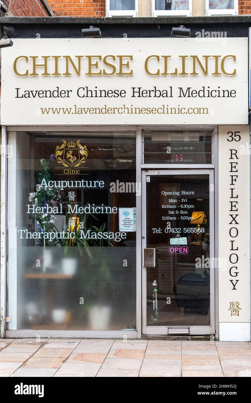 Clinic cinese che offre la medicina di erbe sulla High Street a Camberley, Surrey, Regno Unito Foto Stock
