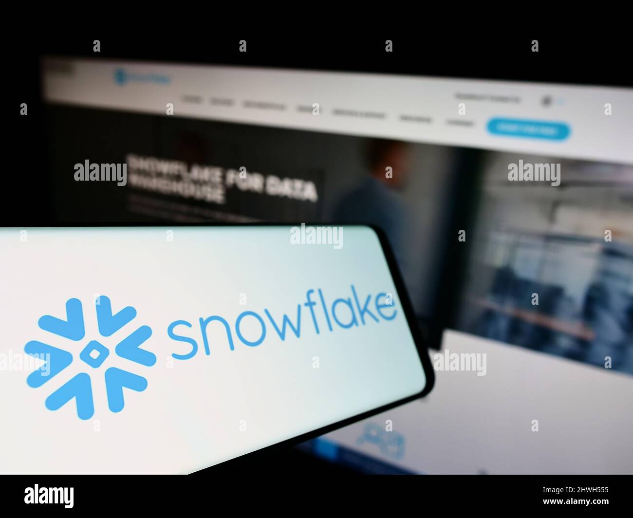 Telefono cellulare con logo della società americana di software Snowflake Inc. Sullo schermo di fronte al sito web aziendale. Messa a fuoco al centro-sinistra del display del telefono. Foto Stock