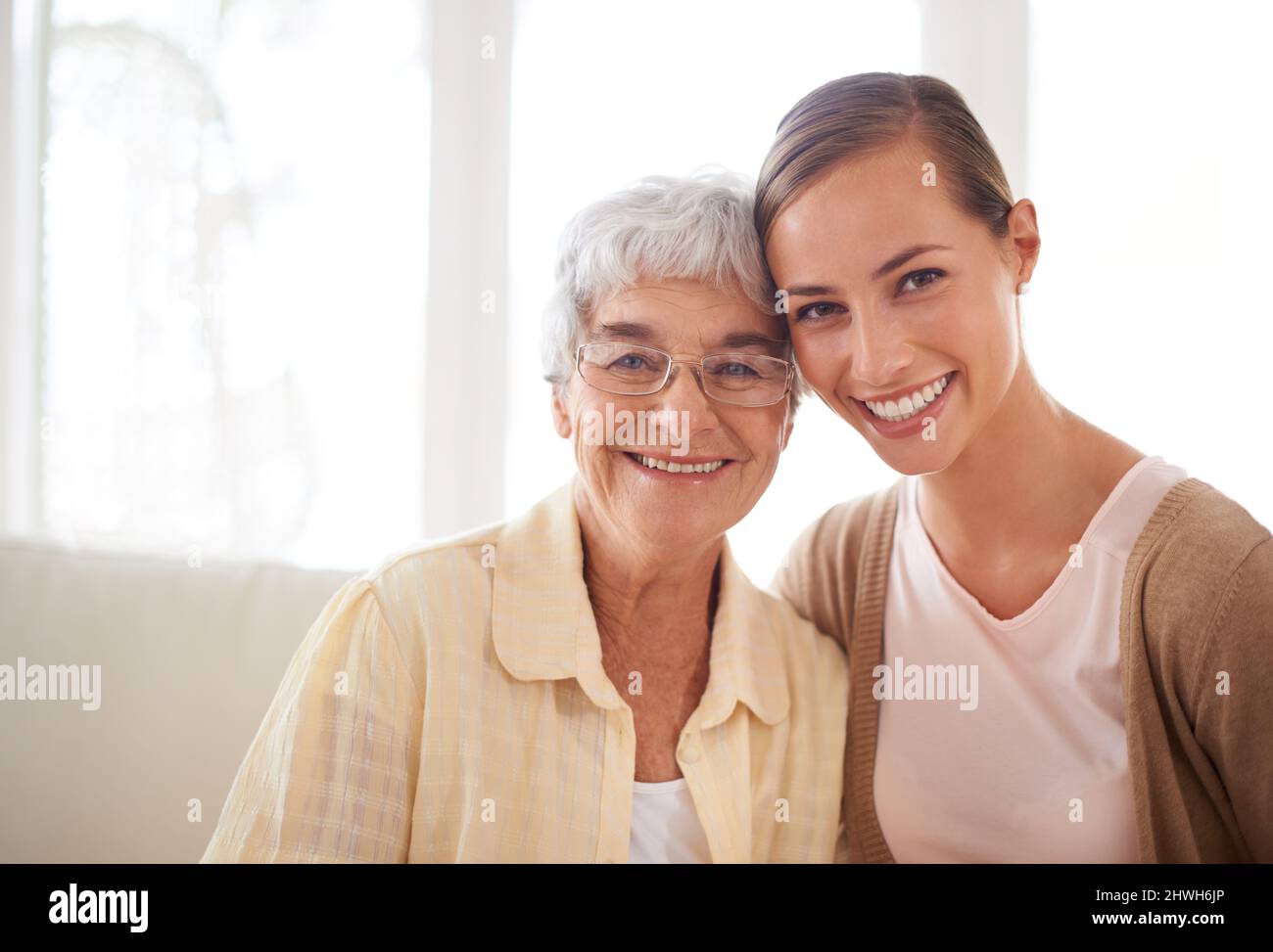 Ceneri la mia roccia. Ritratto di una giovane donna sorridente e la sua madre anziana legame. Foto Stock